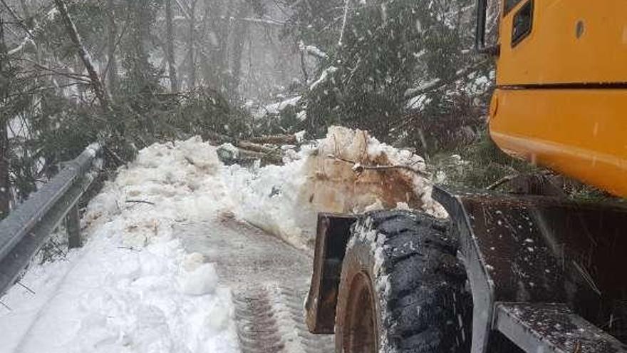 Una pala abre la carretera a Ordial, Cangas del Narcea.