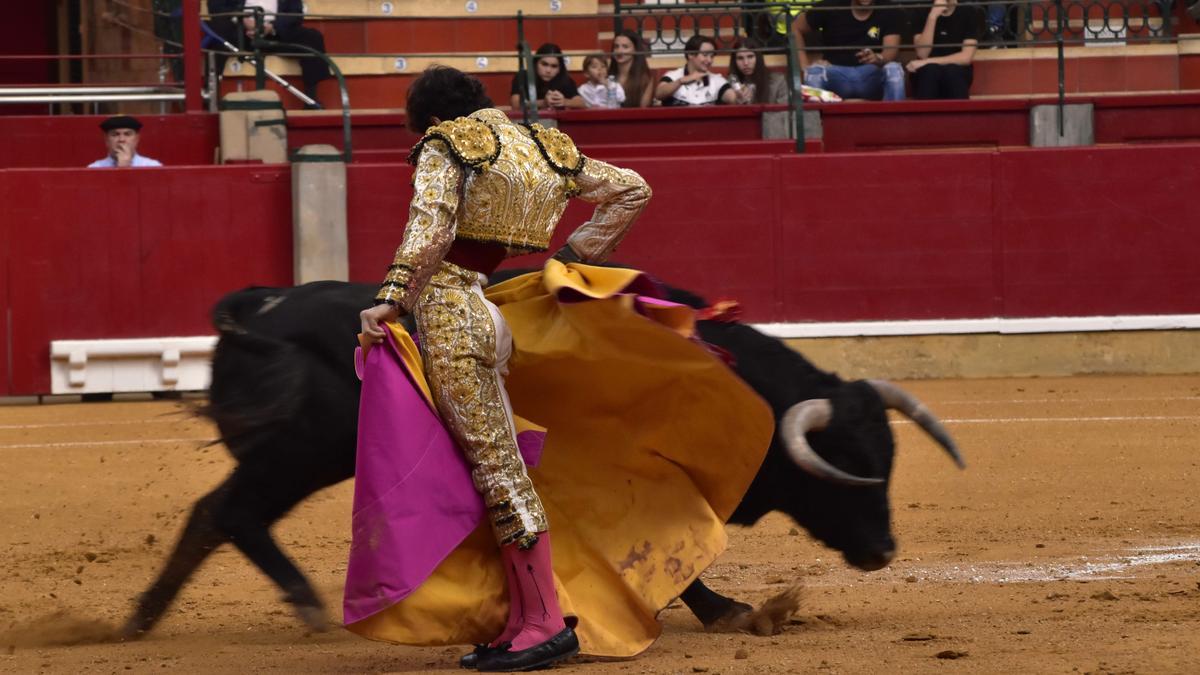 Santana Claros en el quite en el que resultaría volteado sufriendo tan solo una contusión nasal.