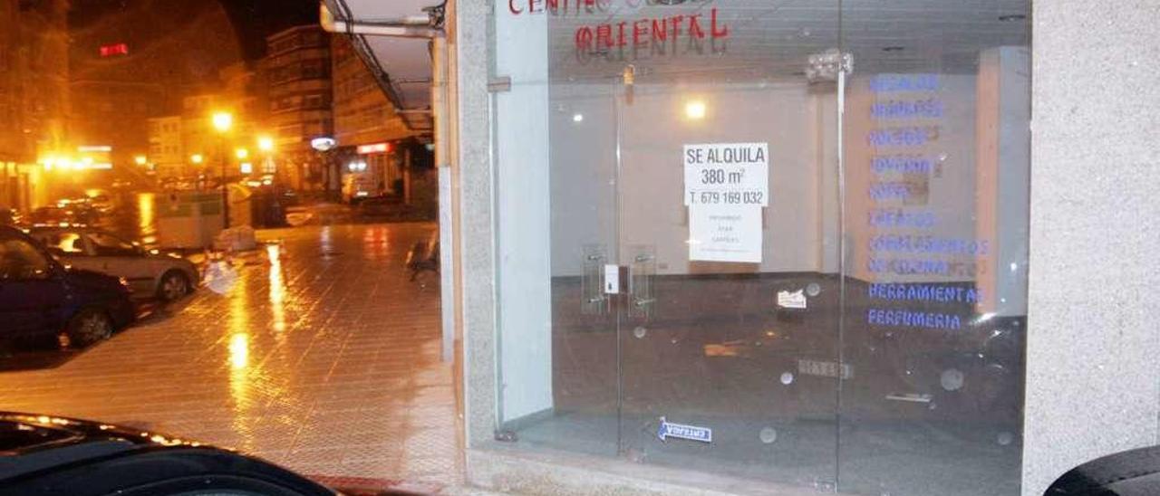 Vista del bajo comercial de la calle Ponte al que se trasladará la sede de la OAC. // Bernabé/Luismy