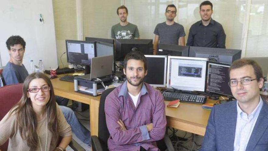 El equipo de Torus, con su creador, Guillermo López (d).