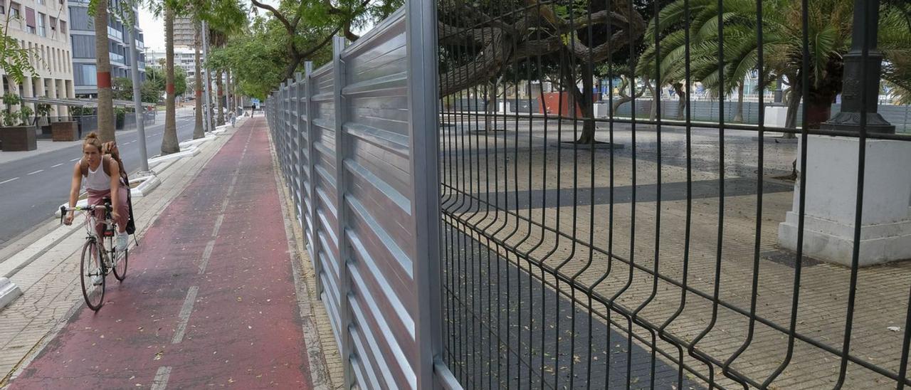 Vallado junto al parque de Santa Catalina para la obras de apertura de carriles para la metroguagua. | | ANDRÉS CRUZ