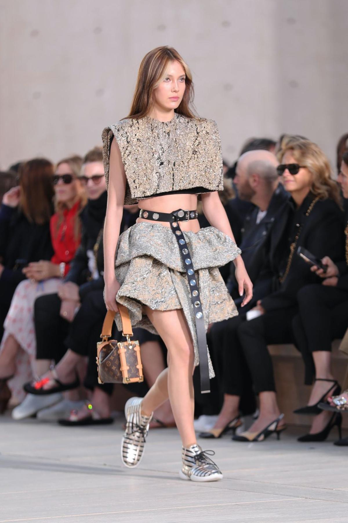 Eileen Gu modelando para Louis Vuitton.