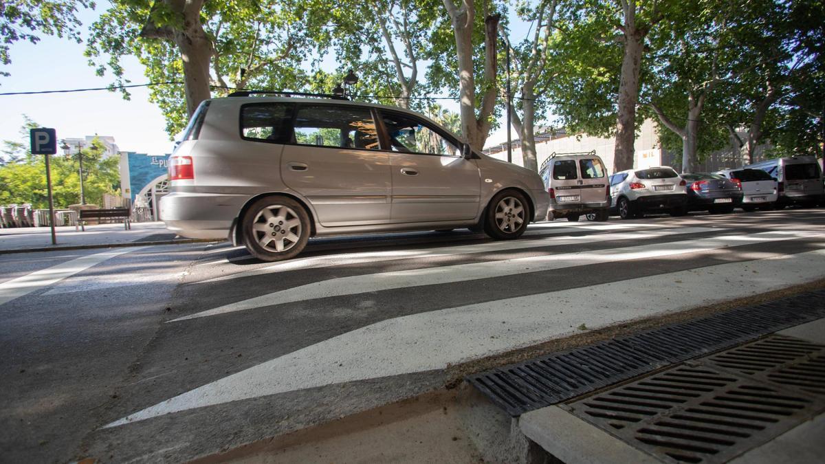 Vehículos atravesando el paso elevado para peatones de la Avenida Selgas de Xàtiva.