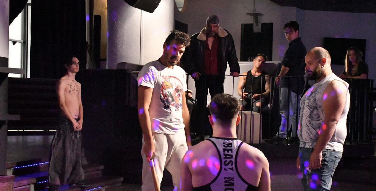 Alejandro Pachecho (en el centro) da instrucciones a los actores en el rodaje de Heiwa. | Cedida