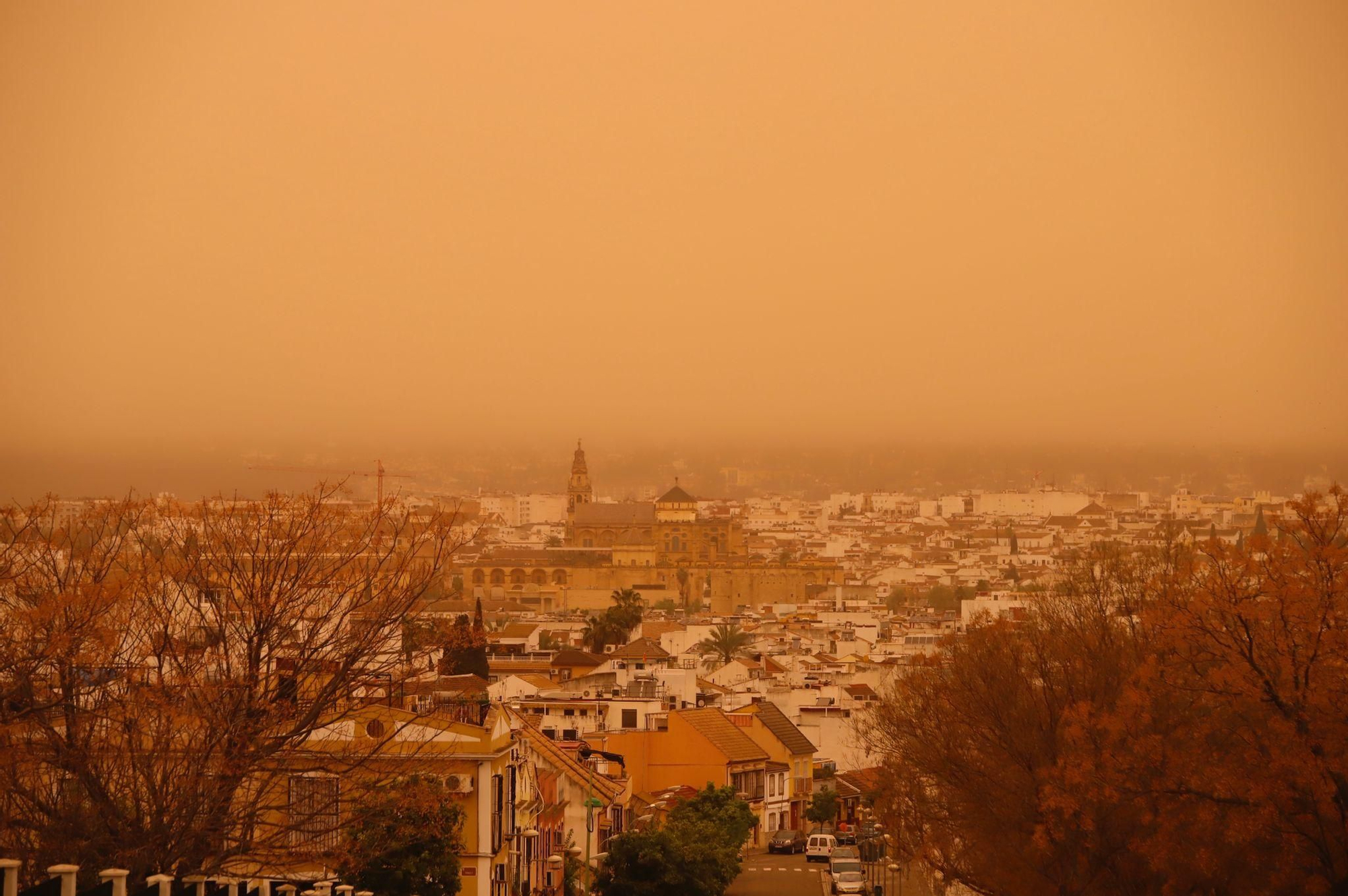 La borrasca Celia trae a Córdoba la calima con barro y cielo anaranjado