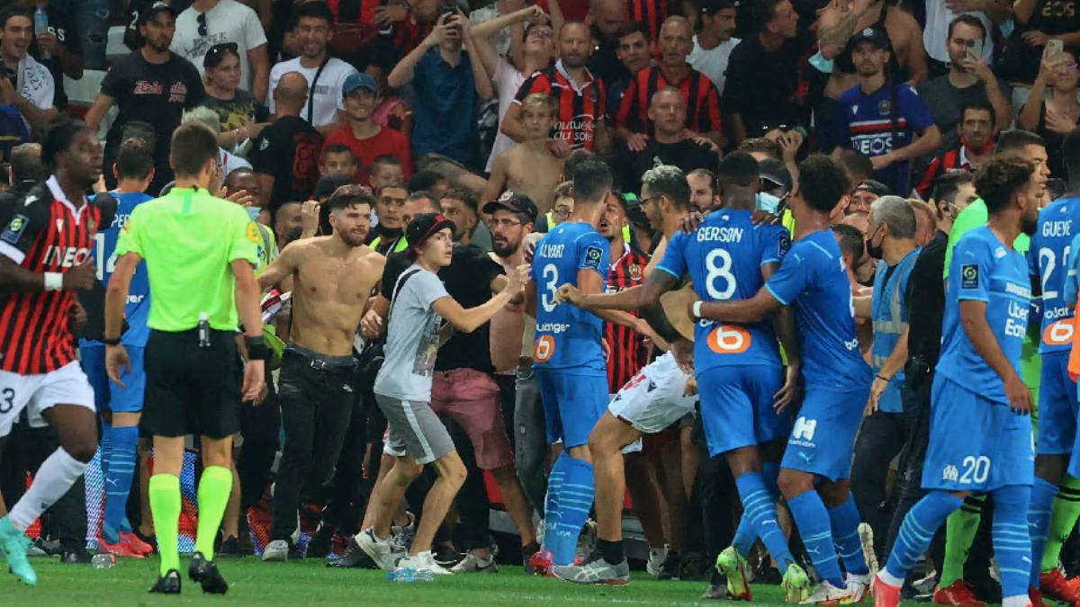 Un botellazo lo inició todo: ¡invasión y pelea entre ultras del Niza y jugadores del Marsella!
