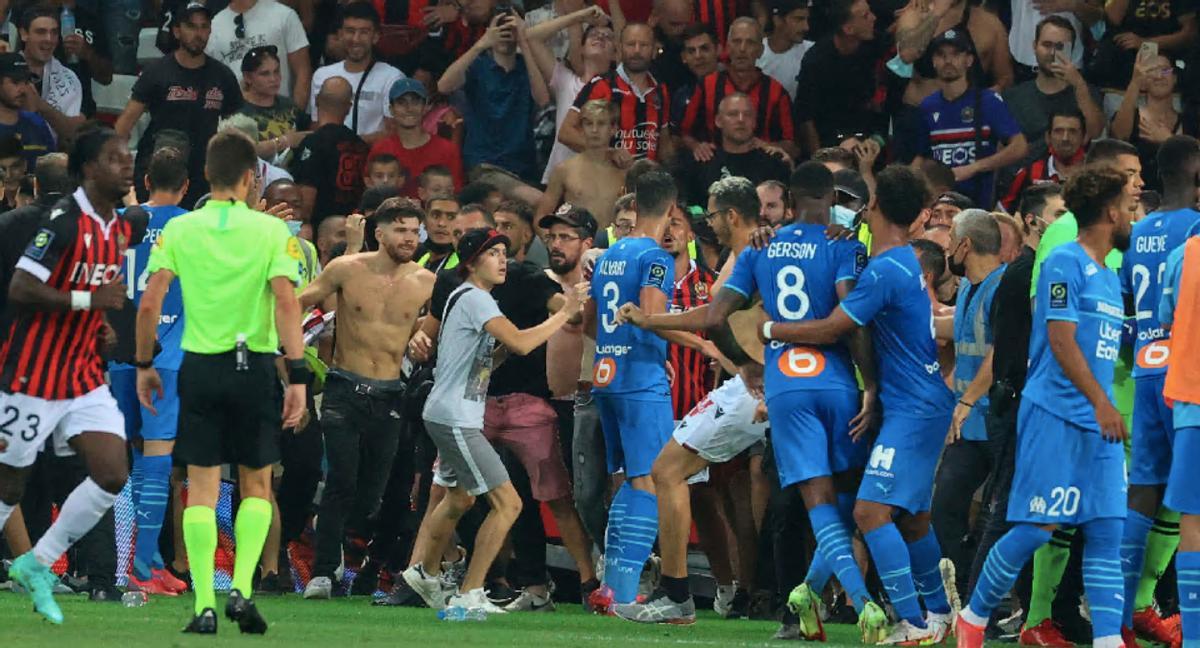 Un botellazo lo inició todo: ¡invasión y pelea entre ultras del Niza y jugadores del Marsella!