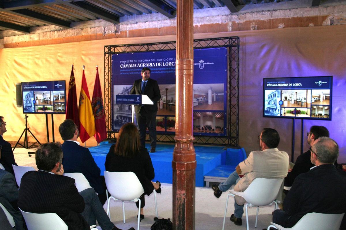 El presidente de la Comunidad Autónoma, Fernando López Miras, presentando el proyecto.