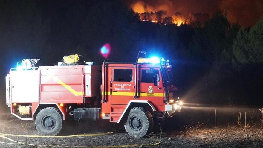 Un camión de bomberos trabaja en el incendio forestal que afecta a la Sierra de la Silla, entre Mula y Bullas (Murcia)