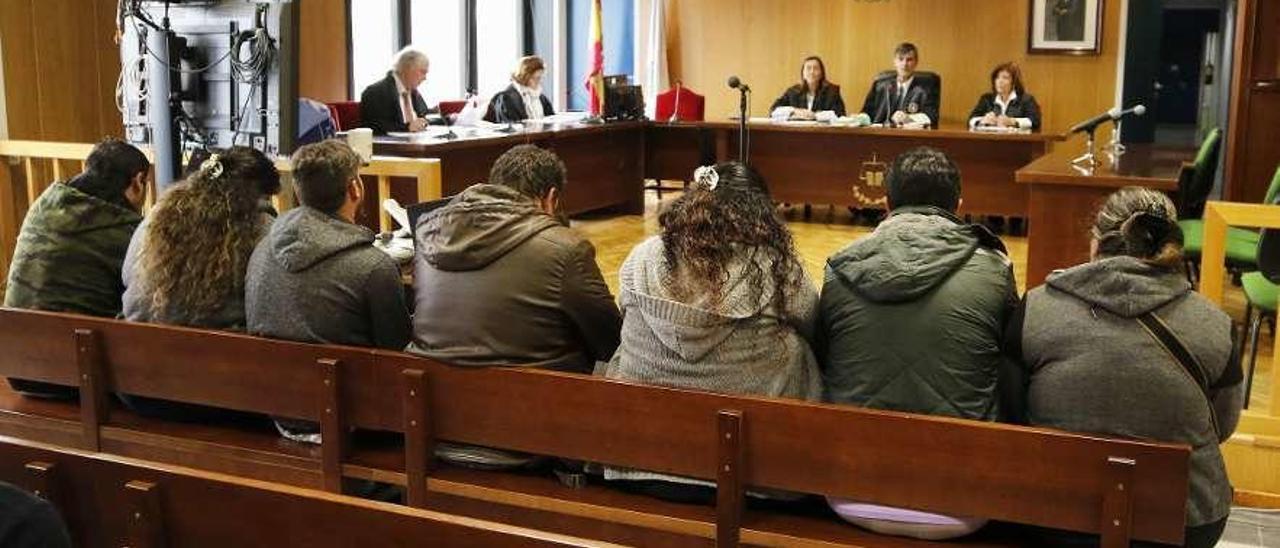 Los acusados, durante la vista celebrada el pasado mes de junio en la Audiencia viguesa. // A. Villar