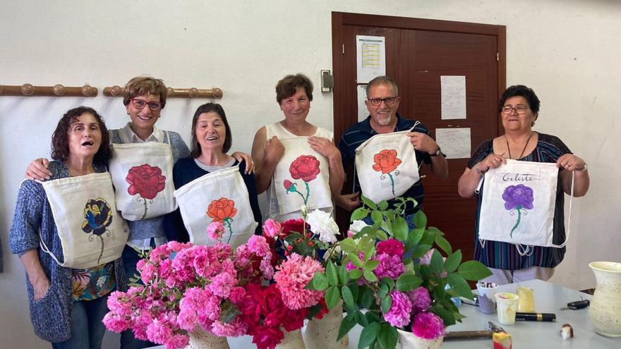 Participantes en el taller de estampado de rosas en tela, celebrado en Herville.  // D. P.