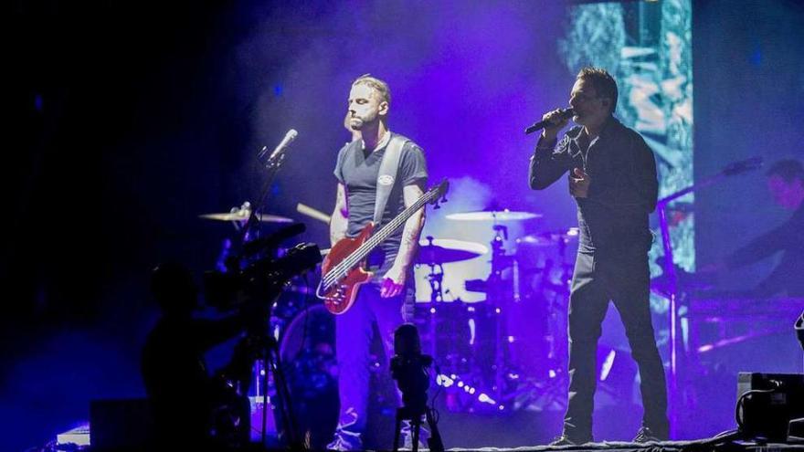 La banda británica Muse, durante su actuación de ayer en el Festival Internacional de Benicàssim. // Efe