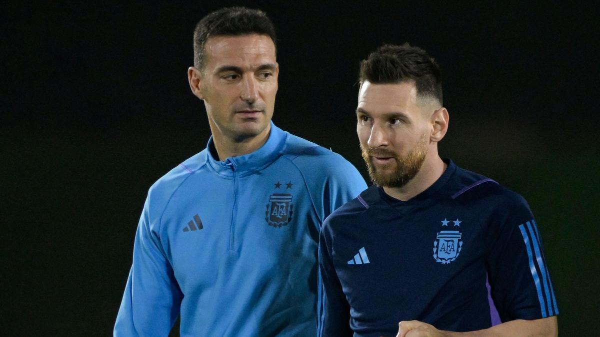 Scaloni y  Messi participan en una sesión de entrenamiento en la Universidad de Qatar en Doha , en la víspera del partido de fútbol de cuartos de final de la Copa Mundial Qatar 2022 entre los Países Bajos y Argentina.