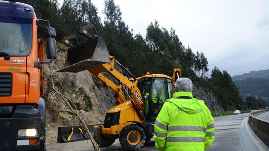 Los operarios trabajaron durante la jornada de ayer en el Corredor // G.Núñez