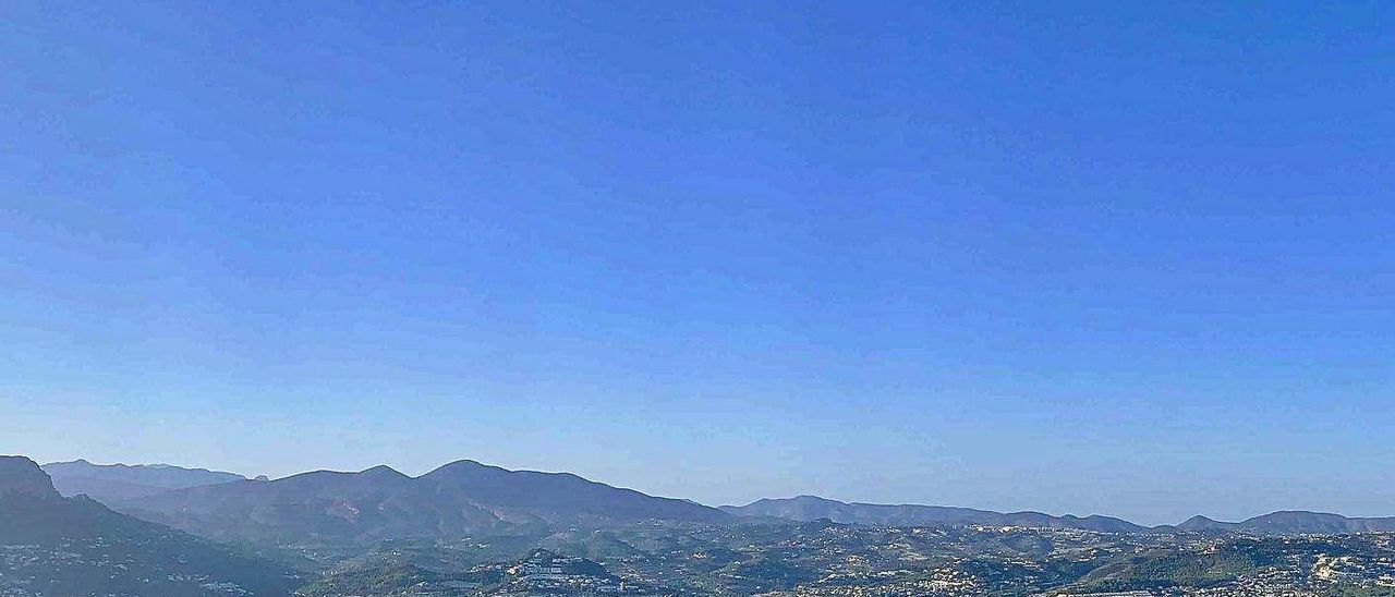 Vista panorámica de Calp desde lo alto del Penyal. | HÉCTOR FUENTES
