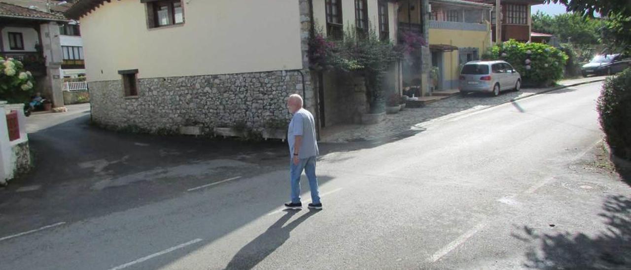 Un hombre cruzando la Ll-11 junto a la capilla de San Roquín.