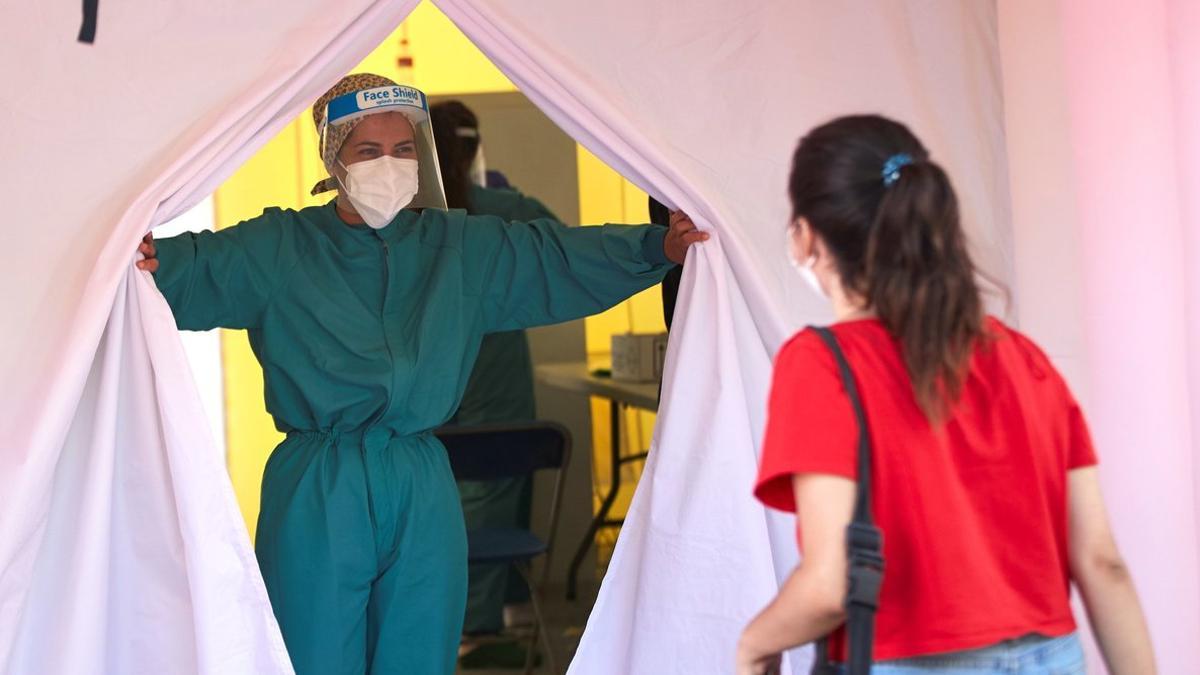 Una joven se dirige a la carpa donde realizan test masivos en Terrassa, el viernes.