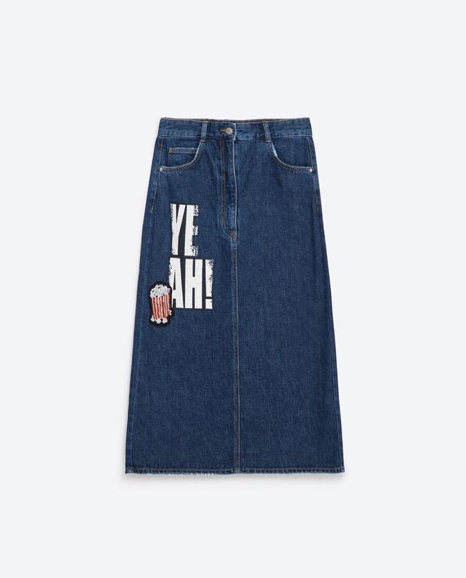 Todas llevan denim, falda vaquera con parches.