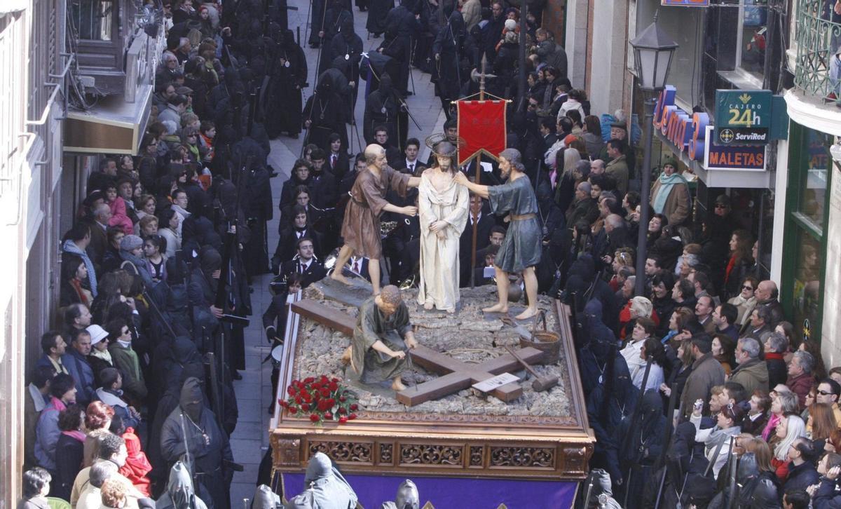 El paso de La Desnudez, a su llegada a la Plaza Mayor en la mañana del Viernes Santo.