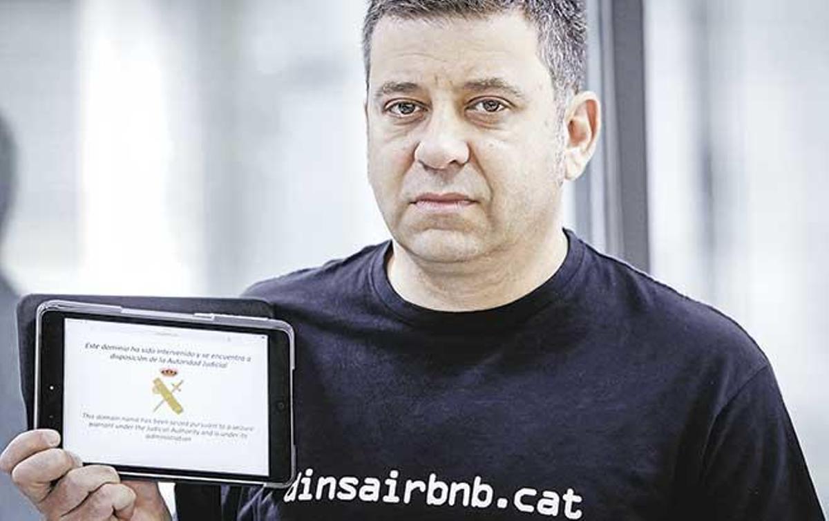 Miquel Àngel Mayol muestra la notificación de la Guardia Civil sobre el cierre de Dinsairbnb.cat.