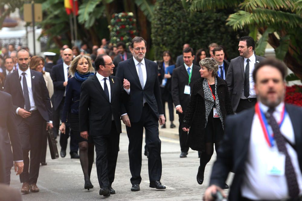 François Hollande y Mariano Rajoy son recibidos con honores junto al Ayuntamiento de Málaga. Antes del almuerzo, han visitado el Museo de Málaga.