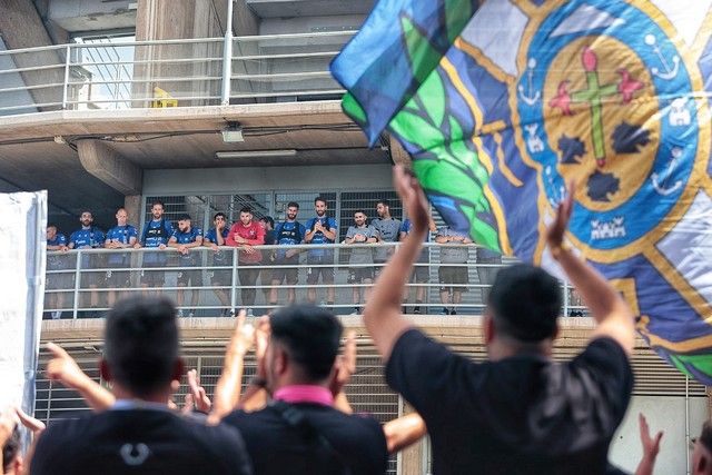 Aliento de la afición a la plantilla del CD Tenerife en el Heliodoro antes del partido ante el Girona