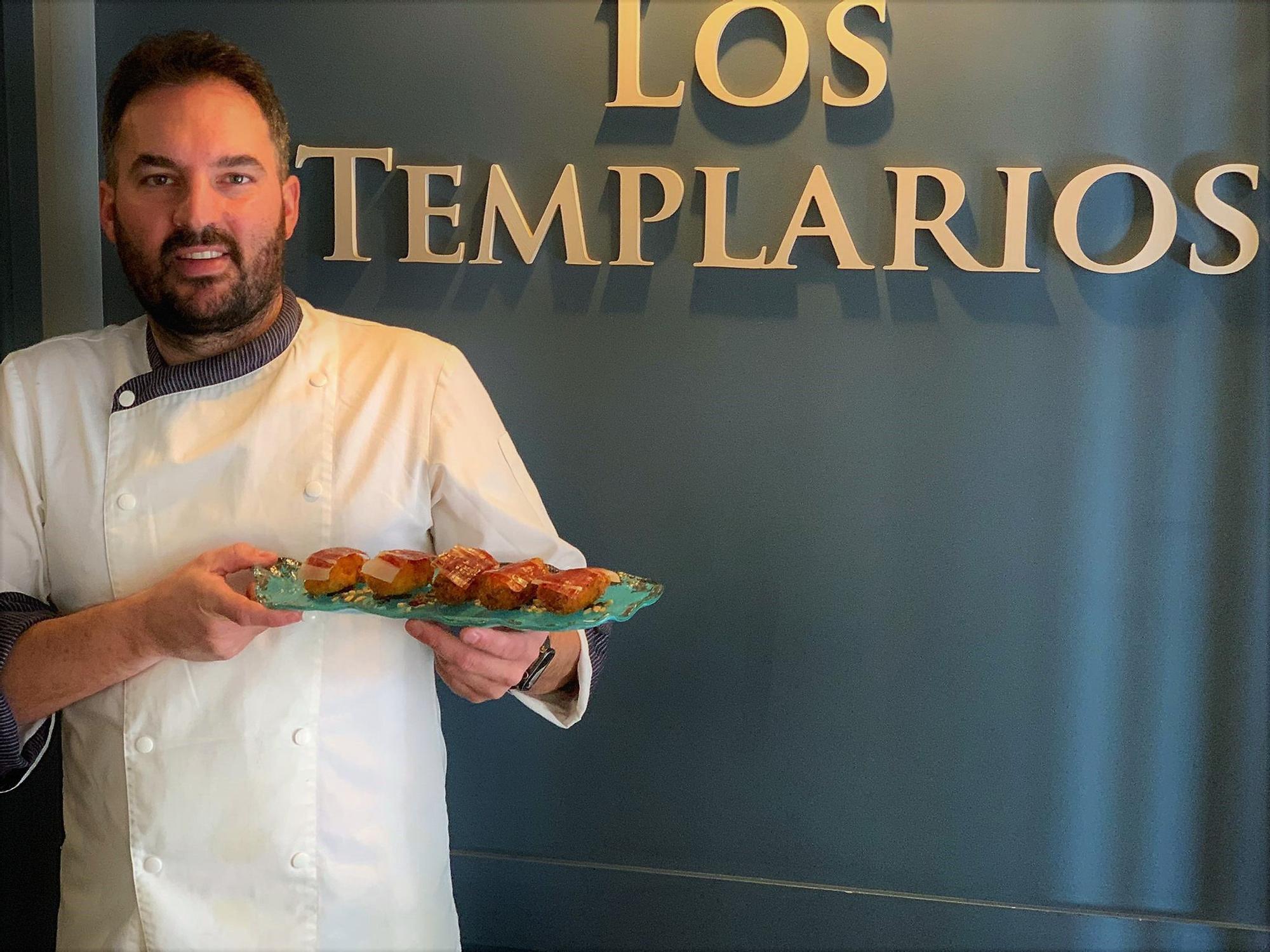 José Muñoz Valencia, de Restaurante Los Templarios, con un exquisito plato de croquetas de Jamón de Monesterio