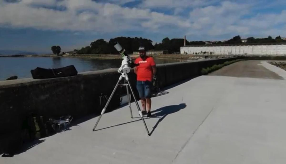 José Couso en una observación con su telescopio en Cangas.
