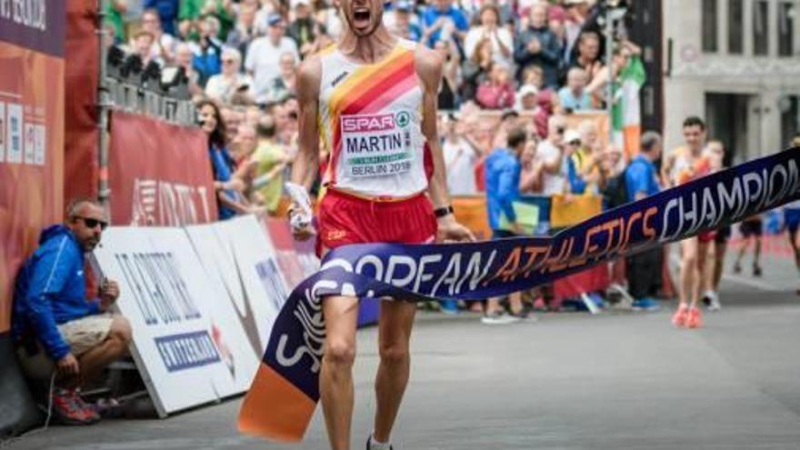 Álvaro Martín, a su llegada a meta como primero en 20 km marcha.