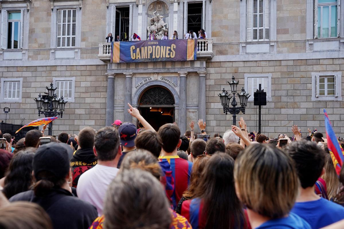 El Barça femenino celebra en la plaça Sant jaume