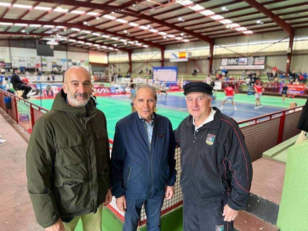 José Luis Vila, en A Estrada en 2024, entre el presidente de la Federación Española, Andoni Azurmendi, y el jugador veterano Julio Fernández