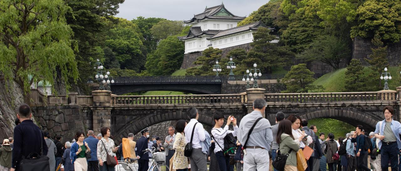 Japoneses y turistas  en el exterior del Palacio Imperial, en Tokyo / Hitoshi Katanoda