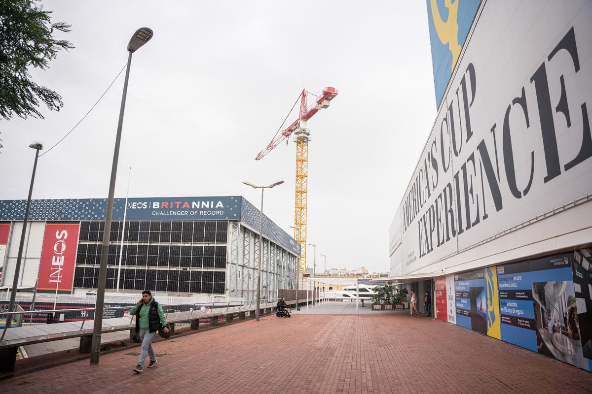 A la izquierda, base de Ineos Britannia en el Moll d'Espanya, frente al America's Cup Experience.