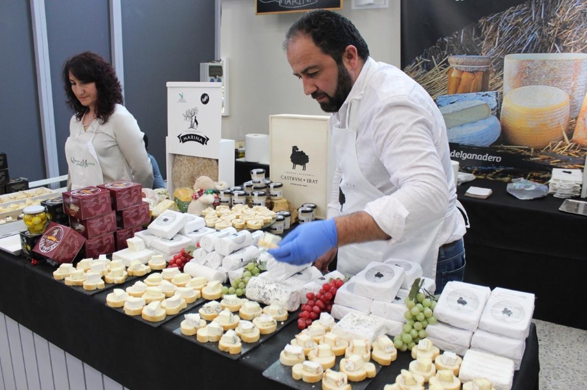 Una quesería prepara el producto para su degustación.