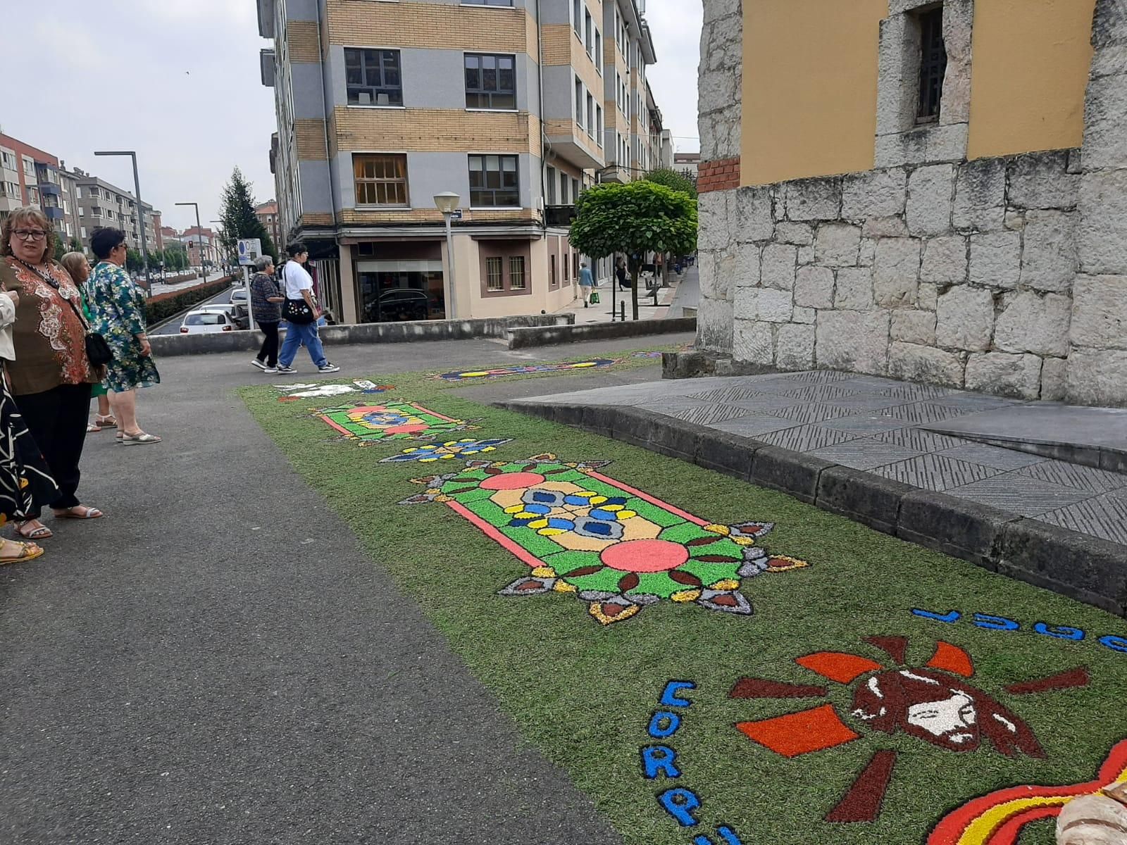 Cientos de personas festejan el Corpus en Lugones: la procesión y las alfombras, en imágenes