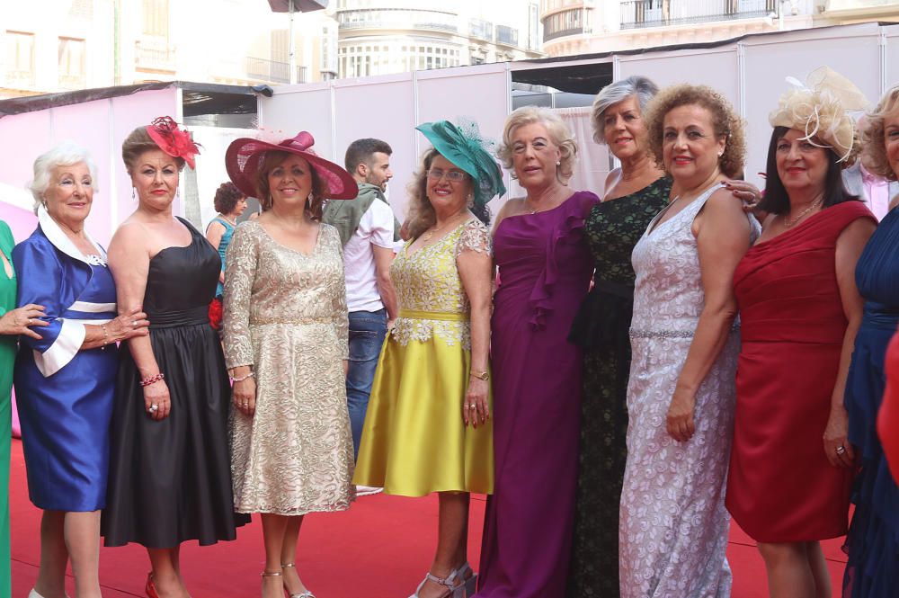 La Pasarela de Moda de la Semana del Mayor ha tenido como protagonistas a 132 modelos de entre 55 y 80 años, que han desfilado en la plaza de La Constitución.