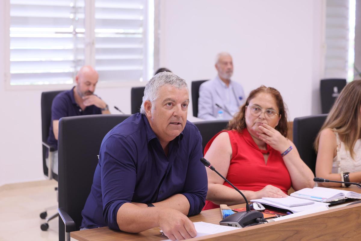 El concejal de Transportes, Antonio Vidal, durante su intervención en el pleno