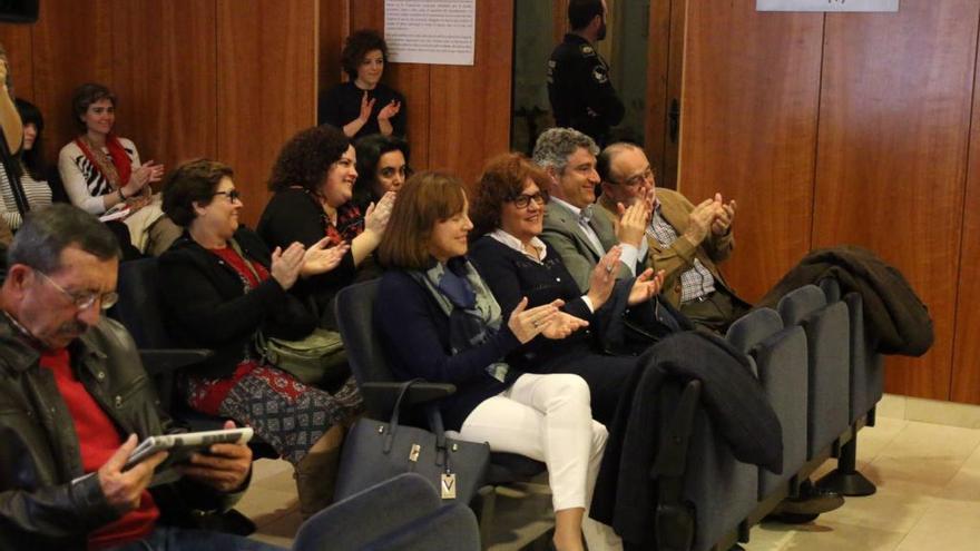 Representantes del colectivo festero celebran el acuerdo del pleno.