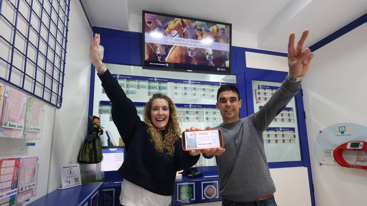 Carmen Gómez y Adrián Piñeiro celebran que la suerte haya llegado a su administración en Marín, "Doña Piña".