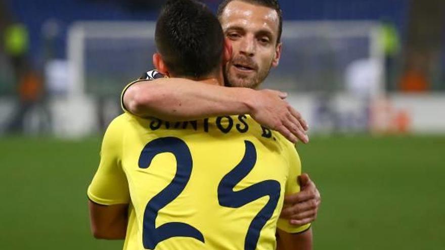 Roberto Soldado se abraza con Santos Borré, autor del único tanto del partido.