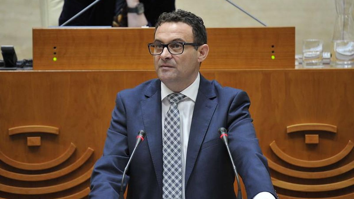 El portavoz de Hacienda del PSOE en la Asamblea, Jorge Amado, denuncia del veto de sus enmiendas a la ley de medidas fiscales.