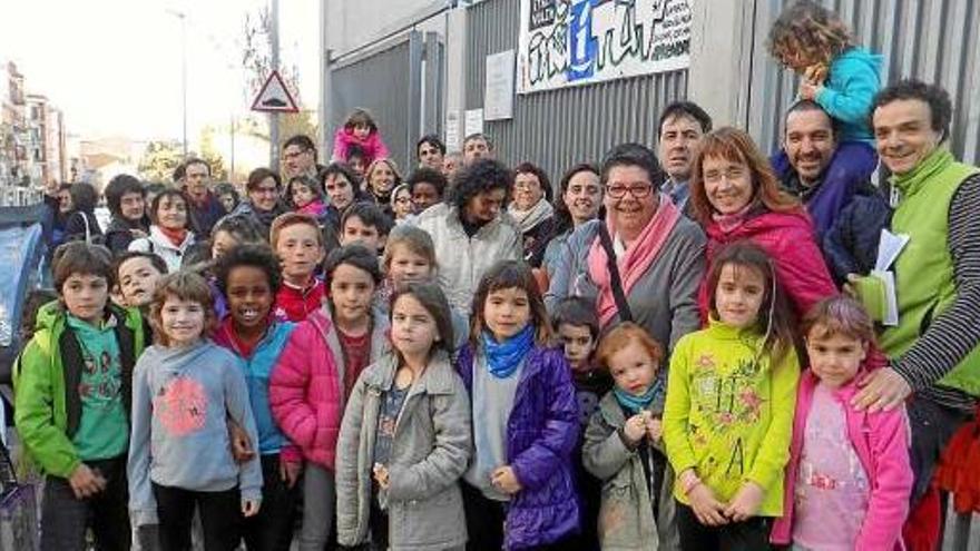 Famílies de l&#039;Ítaca van acompanyar, ahir, la penjada d&#039;una pancarta al centre per demanar l&#039;escola-institut