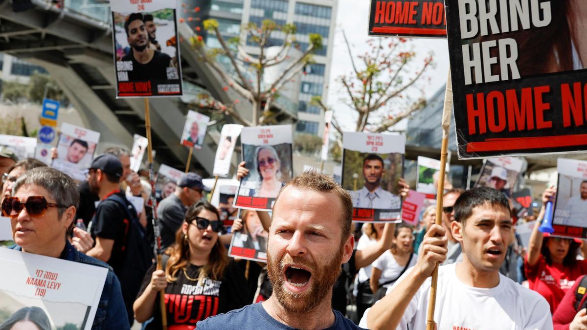 Hamas, savaşın sona ermesinde ısrar ettiği ve kadın askerlerin serbest bırakılmasını önerdiği iki aşamada ateşkes teklif ediyor