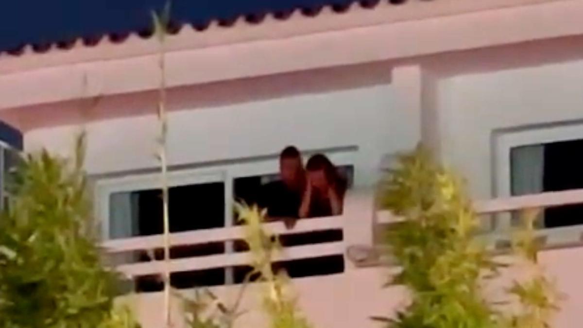 Vídeo: un hombre en Ibiza pega a su pareja a la vista de la policía en un balcón de Ibiza