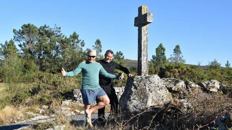 Los últimos peregrinos en pasar por Codeseda, junto a la Cruz de A Grela. // Codeseda Viva