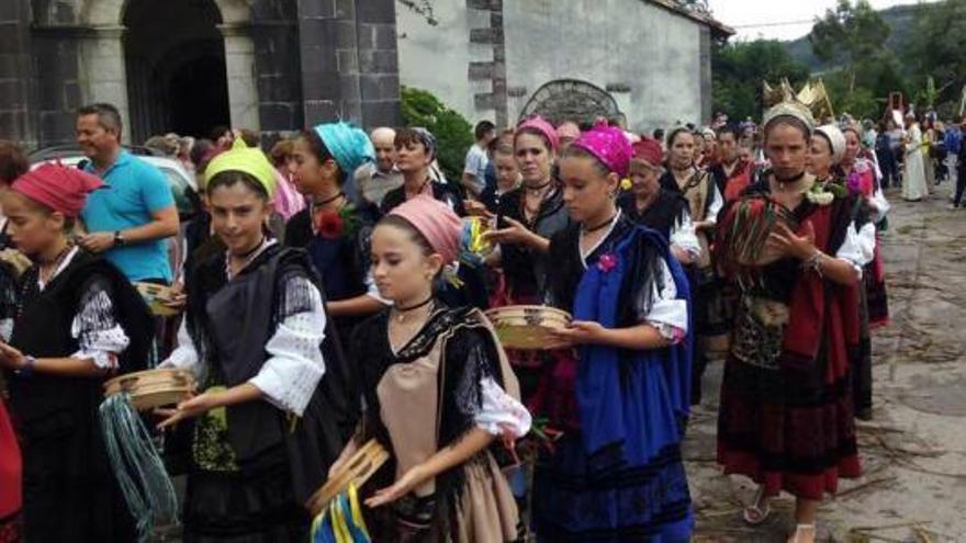 La procesión de la fiesta sacramental de Pendueles.