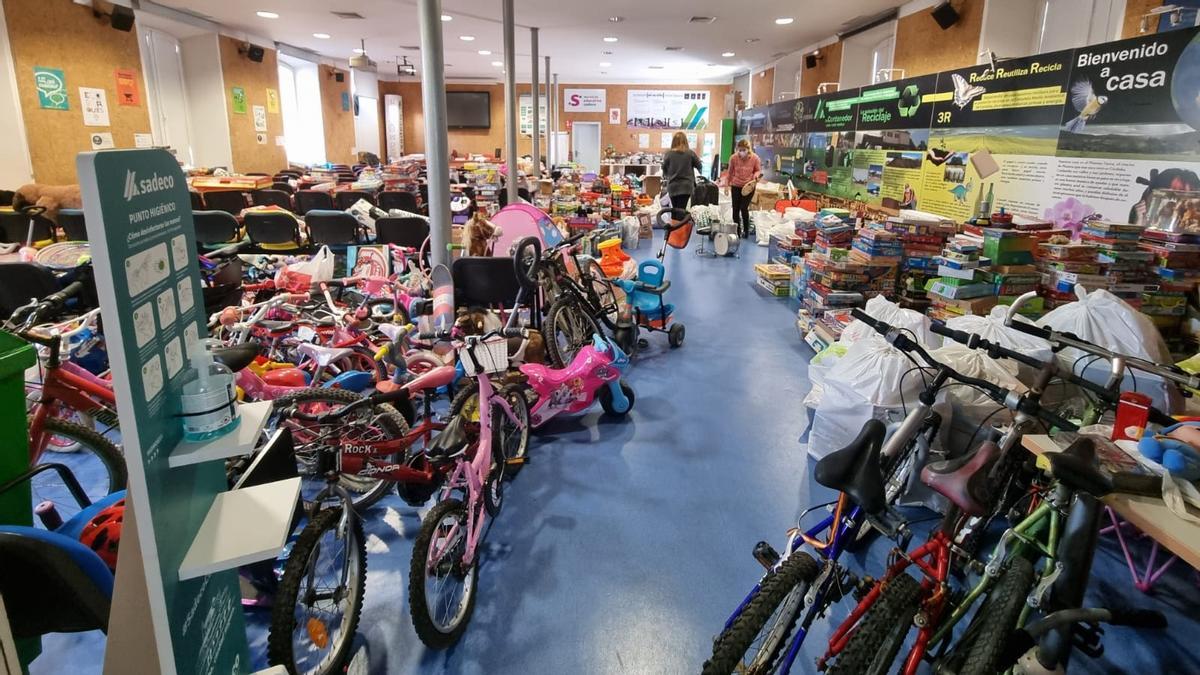 NAVIDAD EN CÓRDOBA | Sadeco comienza el reparto solidario de más de 15.500  juguetes