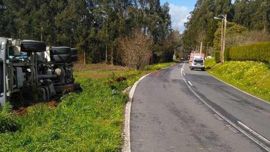 Hormigonera que volcó ayer en la localidad de Taibó, en Carnoedo.