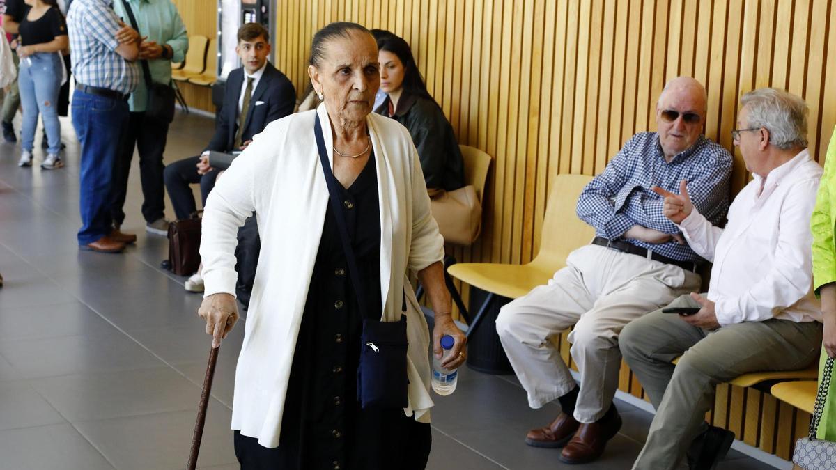 Dolores Hernández Jiménez, en los pasillos de la Audiencia Provincial de Zaragoza antes de declarar en el juicio.