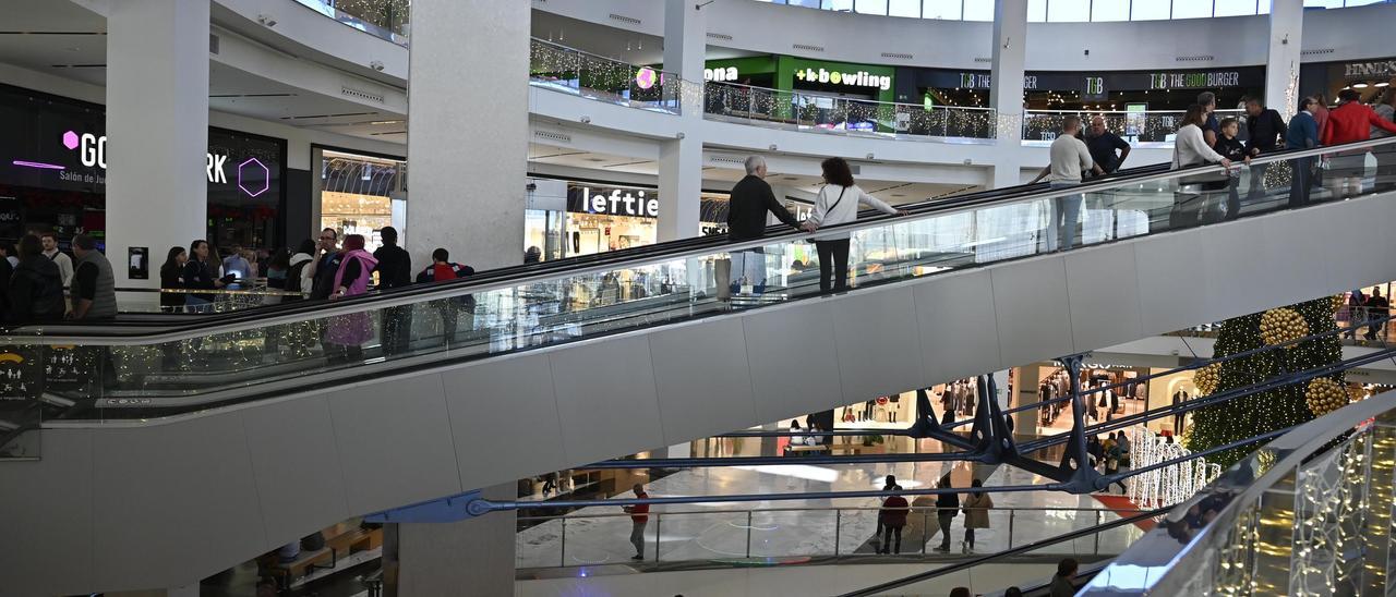 El centro comercial Salera, con la actividad propia de la campaña de Navidad, presenta sustanciosos beneficios.